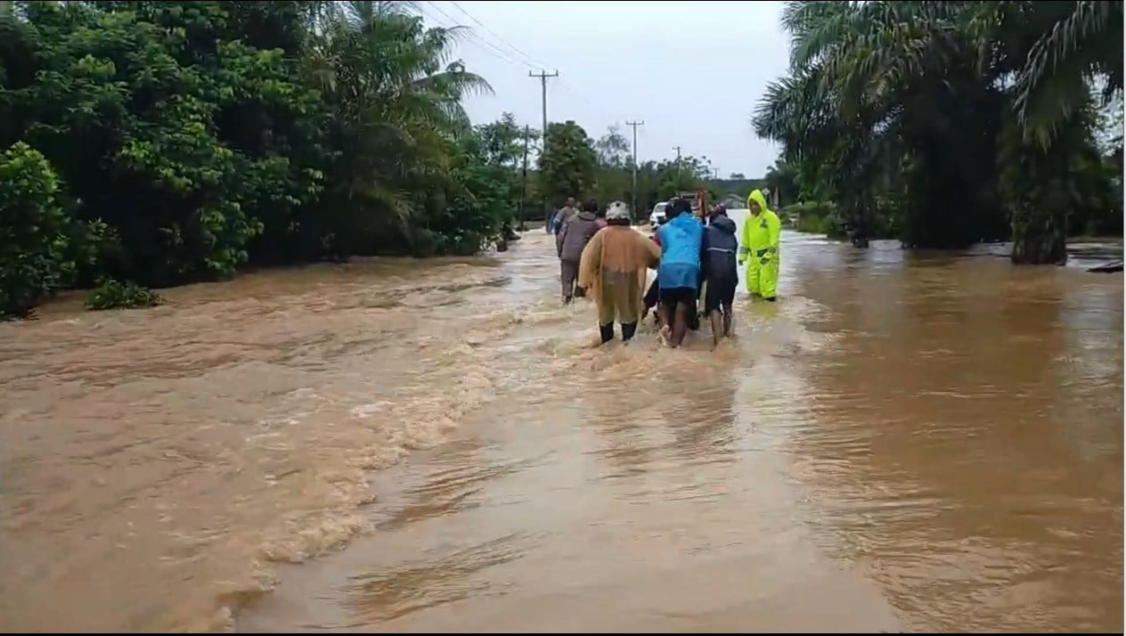 Dua Kecamatan di Mukomuko Terendam Banjir dan Jalan Tertutup Longsor